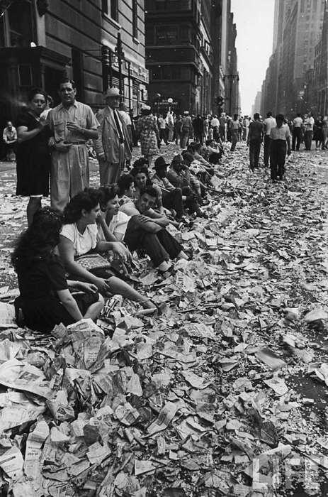 Толпа на площади Таймс Сквер в Нью-Йорке встречает новость о капитуляции Японии, 14 августа 1945 года.