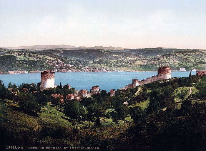  Румельская крепость (Румелихисар) и Анатолийская крепость (Анадолухисары) расположены на берегу Босфора в самом узком месте пролива. 