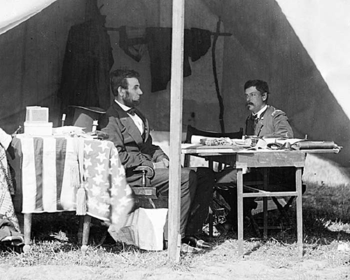 Авраам Линкольн и генерал Джордж Макклеллан в палатке генерала в Антитаме. 3 октября 1862 года.