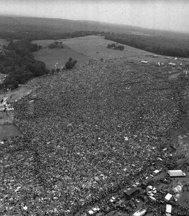 Огромная толпа зрителей на фестивале Вудсток. (1969).