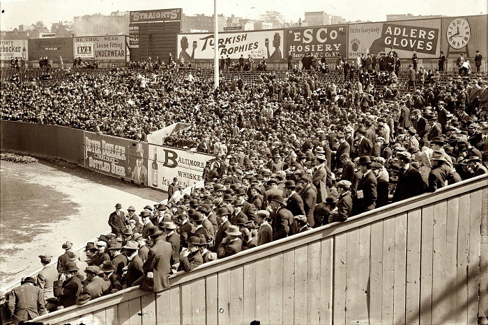 8 октября первая игра 1912 года World Series, между командами «Нью-Йоркские Гиганты» и «Бостон Ред Сокс».
