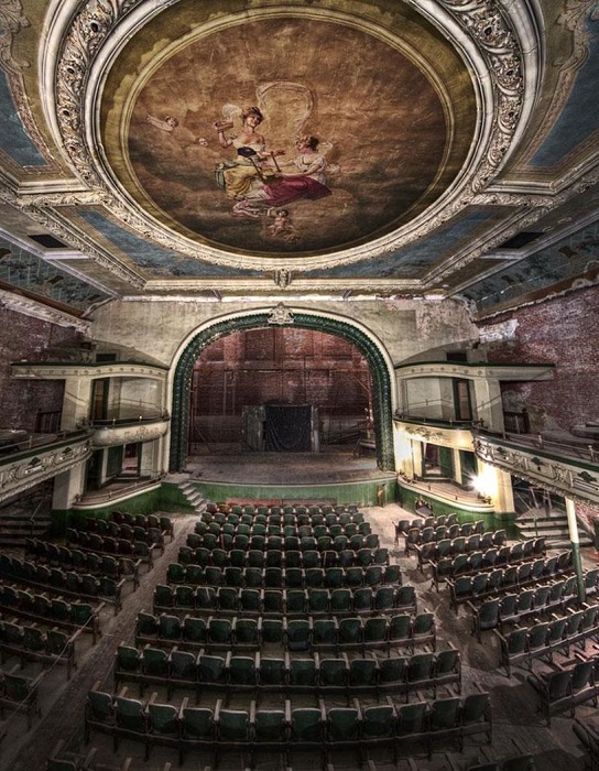 Старинный театр-призрак расположенный на Уотер-стрит в Нью-Бедфорде, штат Массачусетс.