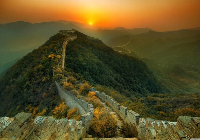Отдаленные участки Великой китайской стены, которые постепенно поглотила природа.