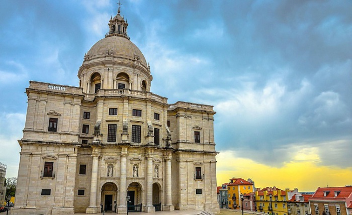 Самый величественный архитектурный памятник Лиссабона, его белоснежный купол словно парит над старой частью города. Фотограф - Владимир Кезлинг.