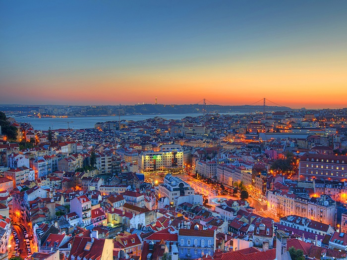 Ночные огни превращают Лиссабон в сказочное место, волшебные замки и крепости которого поражают воображение. Фотограф - Анастасия Буянова.