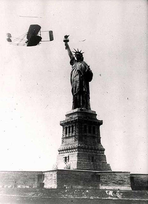  4 октября 1909 во время празднеств в Нью-Йорке Уилбур Райт совершил 33 минутный полет над городом, облетев вокруг Статуи Свободы.