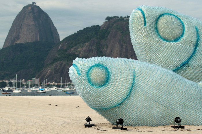 Гигантские скульптуры рыб сделаны из использованных пластиковых бутылок на одном из пляжей Рио-де-Жанейро.