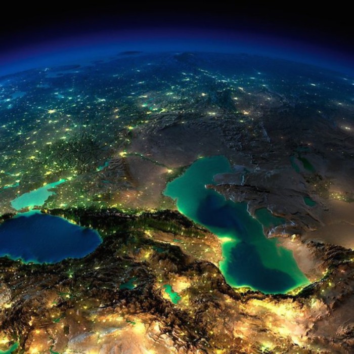 Кавказ, Каспийское и Черное море в безоблачную ночь.