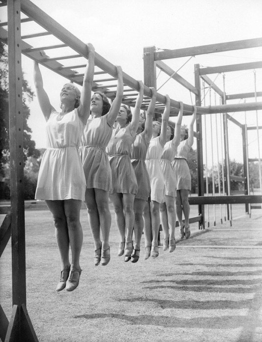 Физкультурницы на разминке 1930-е года.