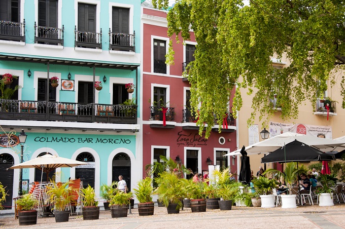 Разноцветные фасады и аккуратная белая лепнина - вот что украшает улочки Сан Хуана, а обилие вазонов с цветами и клумб придаёт этим местам живописности.