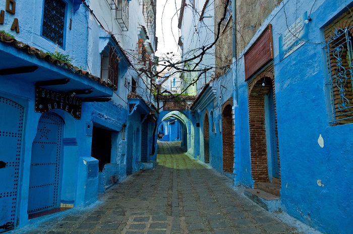 Вид на одну из многочисленных, раскрашенных в синий цвет улиц.