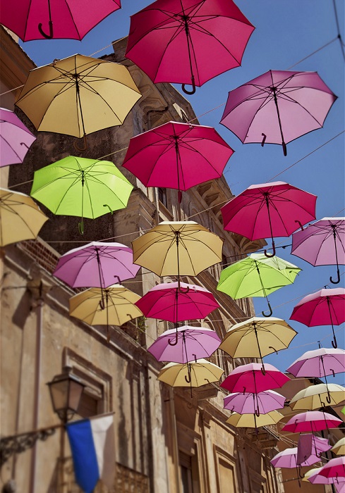 На одном из бульваров города Агуеды в Португалии расположилась яркая и неповторимая инсталляция, созданная фирмой «Sextafeira», которая называется «Парящие зонтики».