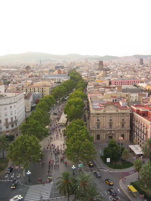 Пешеходная улица столицы Каталонии, где каждый шаг по ней будоражит впечатлительного туриста.