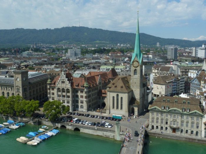 Одно из самых популярных достопримечательностей Цюриха, а особого внимания заслуживают красивые витражи алтаря, созданные Марком Шагалом.
