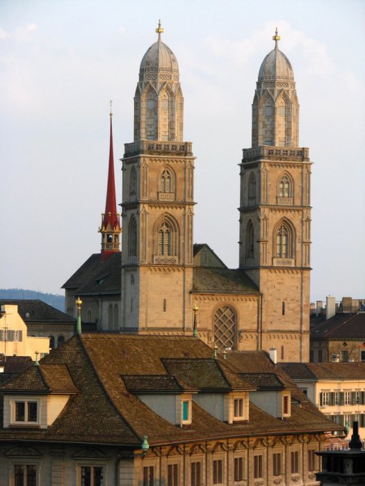 Самый большой и старейший собор Цюриха стоящий на святом месте.