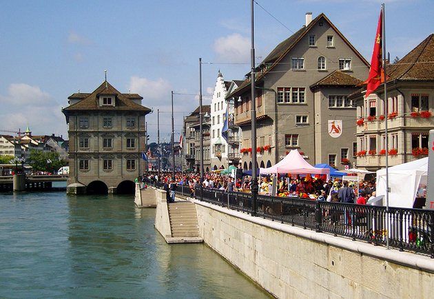 Популярная прибрежная торговая улица и ратуша Цюриха.