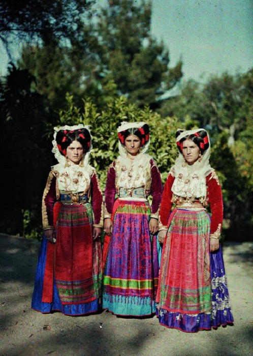 Женщины в традиционной одежде в Корфу, Греция, 1913 год.