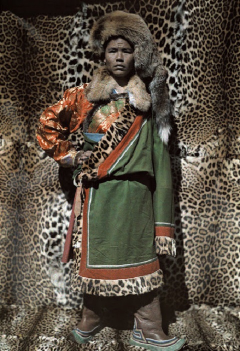 Одежда из меха животных и шкур леопардов, фотограф Джозеф Рок, 1927 год.