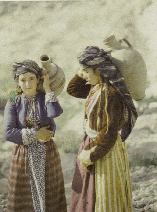 Курдские девушки носят воду в сосудах, фотограф Фредерик Gadmer, 1920 год.