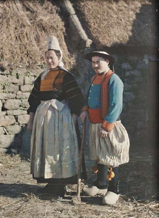 Бретонские крестьяне в национальной  одежде, Франция, фотограф Джордж Шевалье, 1920 год.