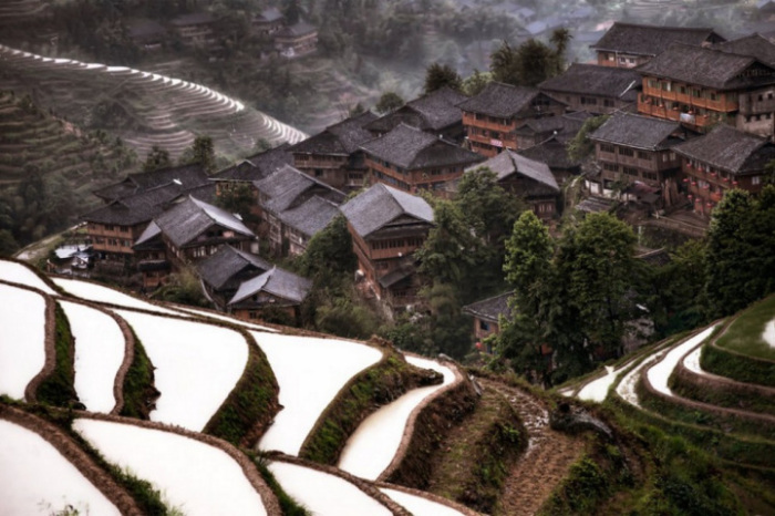 Скрытая горная деревня, к которой можно добраться только на лошадях и получить там уникальное представление о культуре классического Китая.