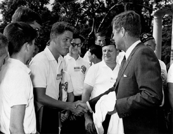 Во время этой встречи президент Кеннеди пожал юному Клинтону руку, тем самым, определив в жизни молодого человека цель.