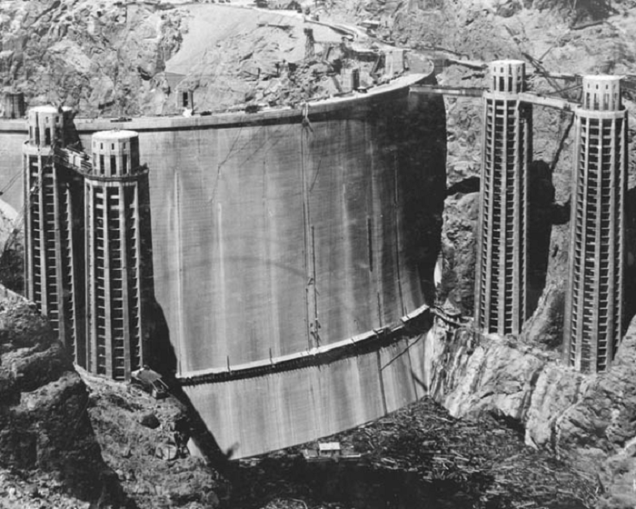 Бетонная арочно-гравитационная плотина высотой 221 м и гидроэлектростанция, сооружённая в нижнем течении реки Колорадо. 1936 г.
