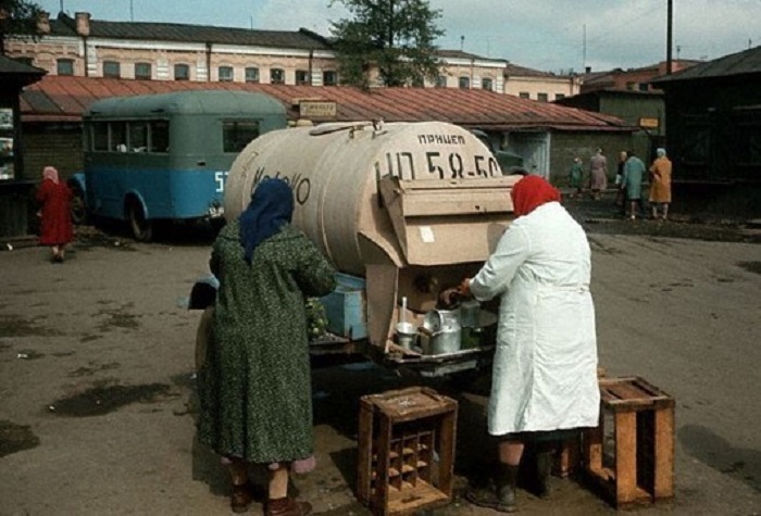Молочница на рынке, 1966 год.
