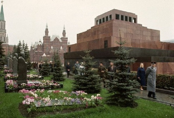 Могила пока без памятника, 1964 год.