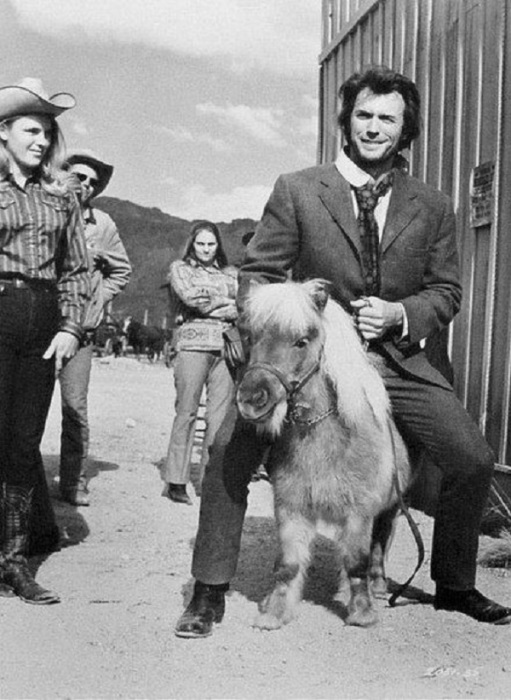 Клинт Иствуд катается верхом на пони, 1972 год.