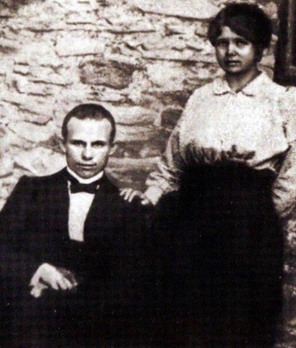 Хрущев, тогда еще слесарь, с женой Ефросиньей, 1916 год.