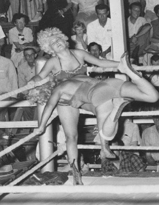 Дивы выполняют самые разные функции: от чисто декоративных, развлекая публику в перерывах между матчами, до вполне боевых, подчас не уступая на ринге своим коллегам-мужчинам, 1954 год.
