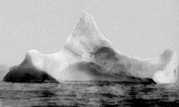 15 Апреля 1912 в Атлантическом океане после столкновения с айсбергом затонул «Титаник».