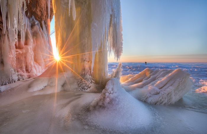 Ледяные пещеры штата Висконсин в США. Фотограф - Ernie Vater.
