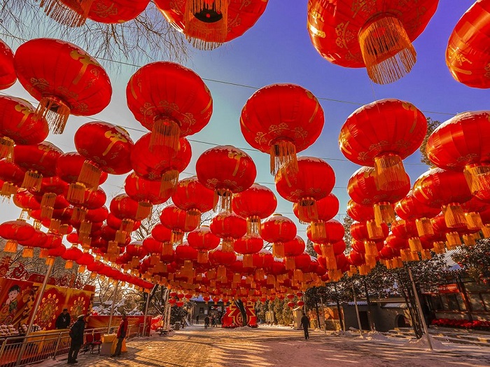В праздник весны все семьи съезжаются вместе праздновать его и вывешивают тысячи красных фонарей в надежде, что следующий год будет лучше предыдущего. Фотограф - Yanming Qin.