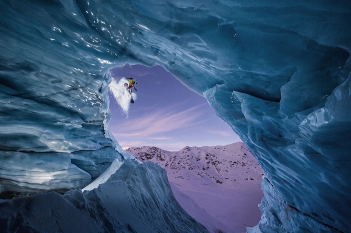 Прыжок сноубордиста. Фотограф - Christoph Jorda.