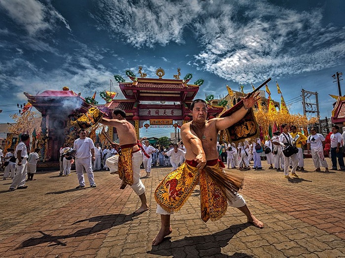 Бурные танцы в Таиланде во время Вегетарианского Праздника. Фотограф - Kampol Jindaprom.