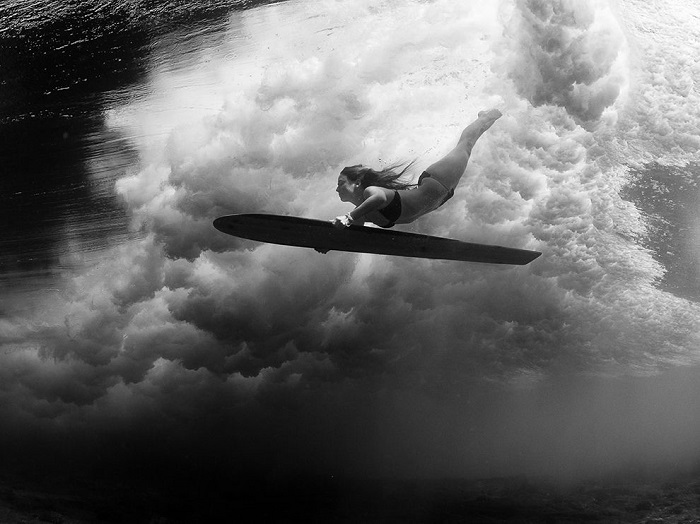 На Гавайях серферы не такие как везде, вместо того, чтобы скользить по великим волнам, они занимаются подводным плаванием с доской. Фотограф - Sarah Lee.