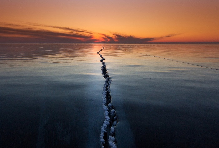 Разлом на озере Байкал на фоне заката. Фотограф - Alexey Trofimov.