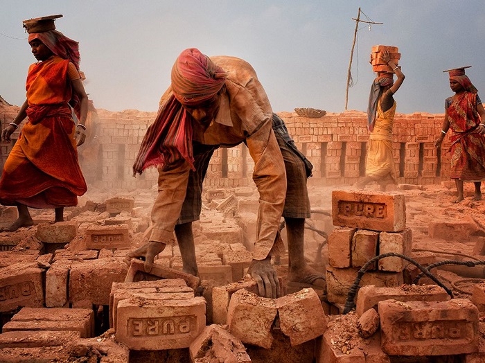 Суровые реалии Индии, где производства кирпича очень прибыльный бизнес и женщины работают наравне с мужчинами. Фотограф - Shibasish Saha.