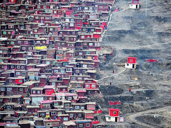 Общежития в тибетском монастыре, где учатся десятки тысяч будущих монахов. Фотограф - Jing Wei.