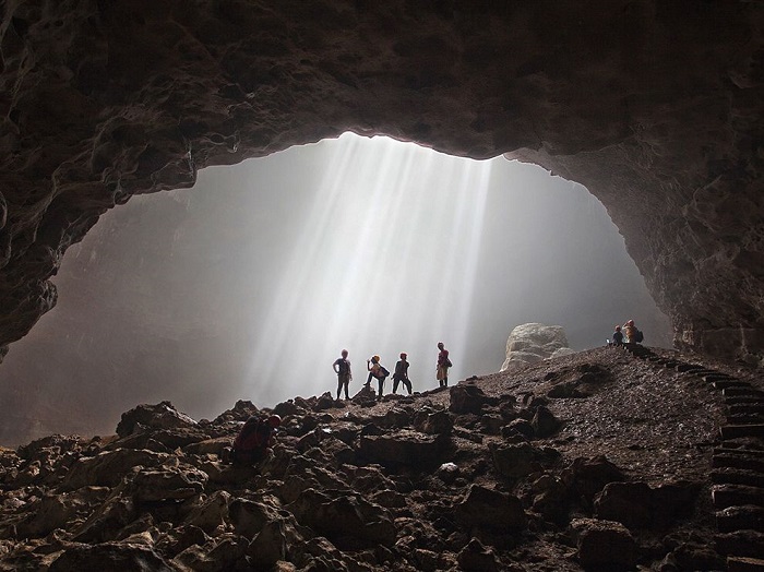 Солнечные лучи попадают на дно пещеры в Индонезии только в середине дня, когда солнце стоит в зените, и зовут их здесь «светом с небес». Фотограф - Elena Bobrova.