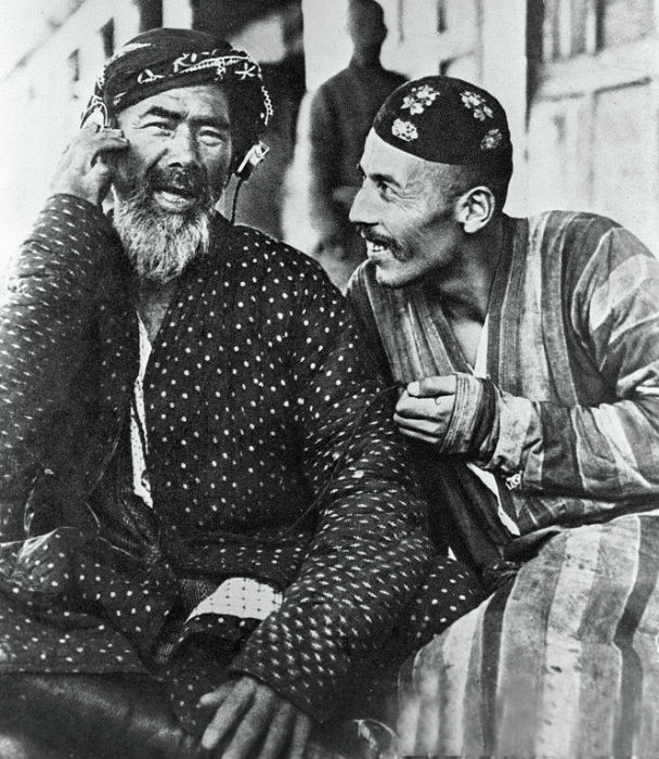 Тюбетейка стала неотъемлемой частью узбекского национального костюма, вошла в жизнь и традиции узбекского народа.