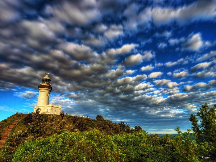 Действующий маяк, который находится на мысе Байрона, Новый Южный Уэльс, Австралия и используется в качестве основы для наблюдения за китами, а также является одним из самых посещаемых туристами мест.