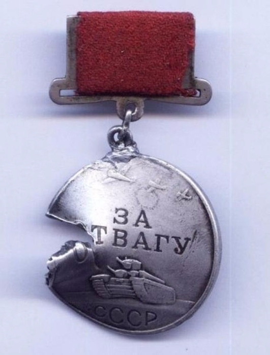 На лицевой стороне медали изображены три летящих самолёта, а на реверсе — номер медали.