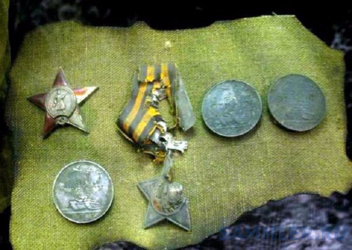 Медали, орден и «Красная Звезда» героев были найдены во время раскопок и при перезахоронении солдат.