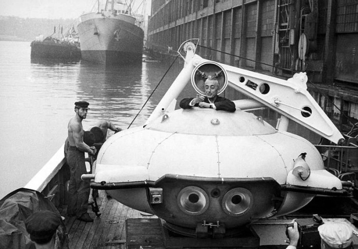 Жак-Ив Кусто на борту своего батискафа Калипсо пришвартованного в гавани Нью-Йорка, 1959 год.