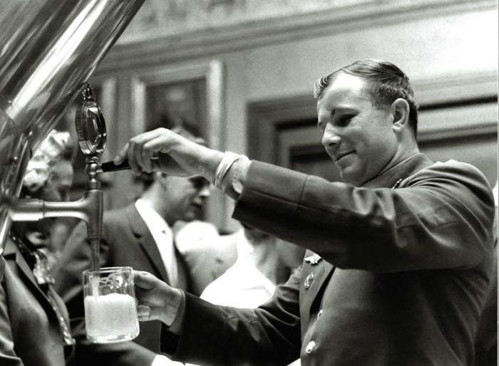 Гагарин наливает себе бокал пива Carlsberg в баре «Спутник».