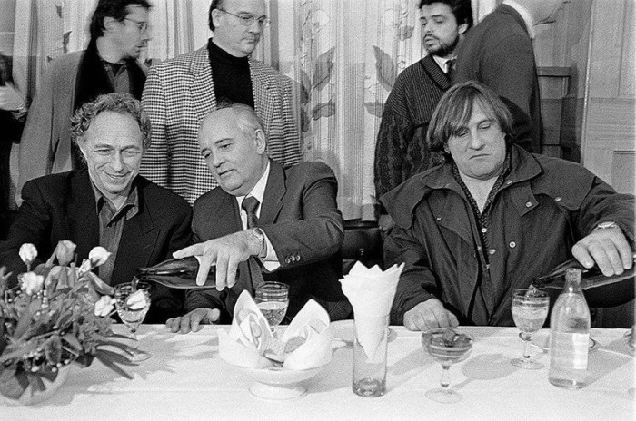 Михаил Горбачев в окружении Пьера Ришара и будущего россиянина Жерара Депардье.