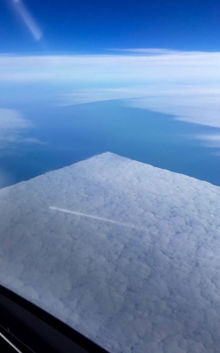 Фотографія квадратних хмар зроблена з ілюмінатора літака.